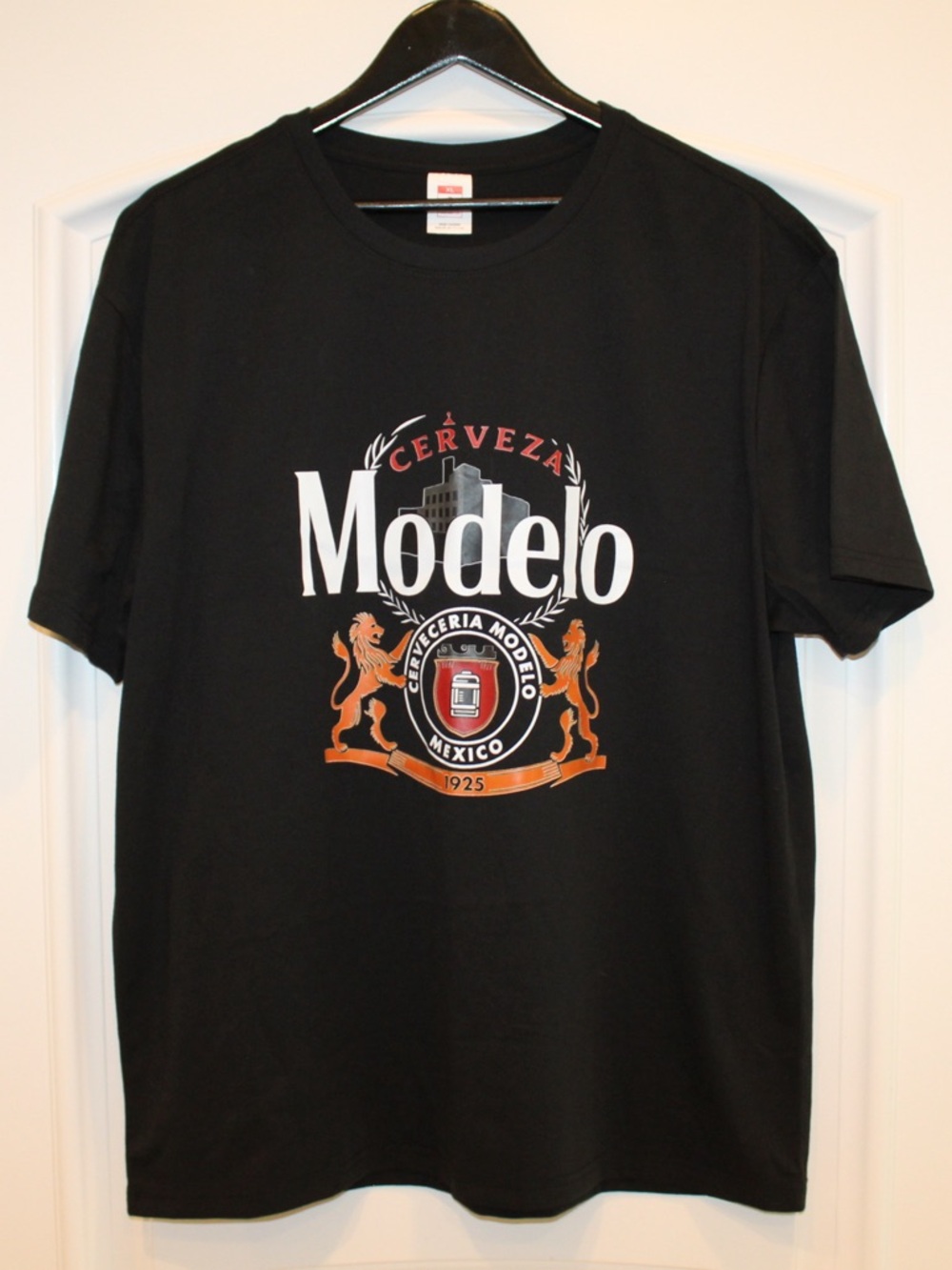 Modelo T-shirt (men’s XL) (NWOT)